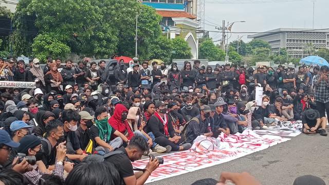 Massa melakukan aksi teatrikal di depan Gedung DPRD Jawa Timur Jalan Indrapura, Surabaya, Jumat (21/2/2025). Foto: Farusma Okta Verdian/kumparan