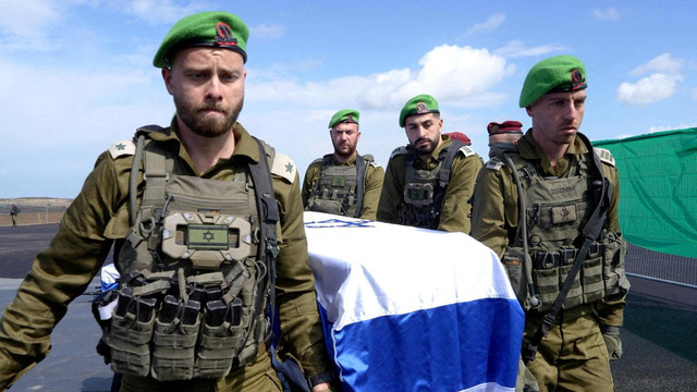 Tentara Israel membawa peti mati sandera yang meninggal, yang pada saat itu diidentifikasi oleh kelompok militan Palestina sebagai Oded Lifschitz, Shiri Bibas dan kedua anaknya, Kfir dan Ariel Bibas, yang diculik dalam serangan mematikan Hamas. Foto: GPO/Handout via REUTERS