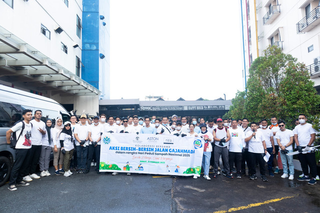 Aston Pontianak Hotel & Convention Center berkolaborasi dengan Hotel Neo Gajah Mada Pontianak, Transera Hotel Pontianak, dan MR.DIY dalam gelaran 'Aksi Bersih-Bersih Jalan Gajahmada' pada Jumat pagi, 21 Februari 2025. Foto: Dok. Aston Pontianak