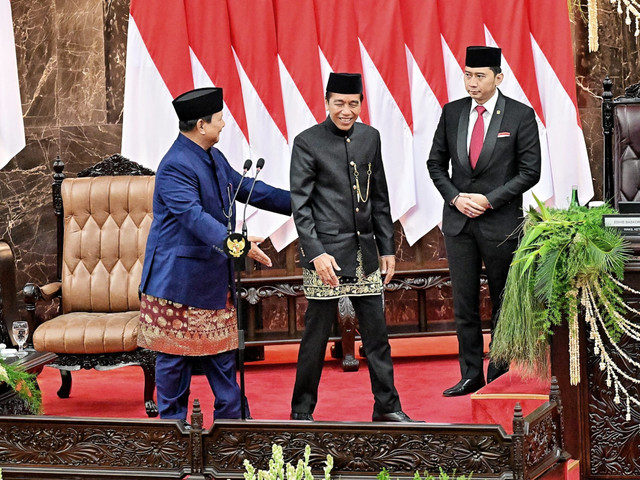 Foto Prabowo dan Jokowi (sumber gambar Presidenri.go.id, dalam https://www.presidenri.go.id/foto/prabowo-subianto-dan-gibran-rakabuming-raka-resmi-dilantik-sebagai-presiden-dan-wakil-presiden-ri/#gallery-8 )