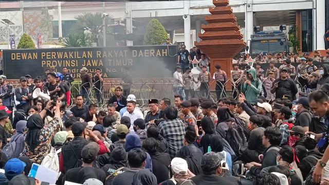 Dua anggota DPRD Jatim Fraksi PDIP, Fuad Bernardi dan Yordan M Batara-Goa, menemui massa di depan Gedung DPRD Jawa Timur Jalan Indrapura, Surabaya, Jumat (21/2/2025). Foto: Farusma Okta Verdian/kumparan