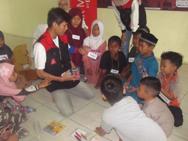 Kejar Mimpi menggelar workshop trash become treasure di kampung pemulung, pondok karya. (sumber: dokumentasi pribadi)