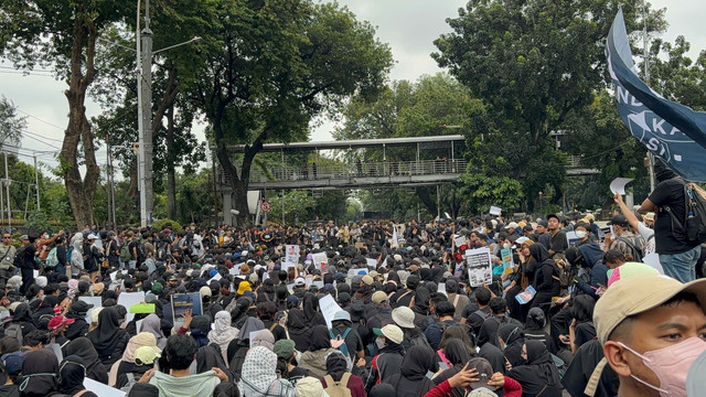 Masyarakat sipil sudah memenuhi Patung Kuda, Jakarta untuk demo #IndonesiaGelap pada Jumat (21/2). Foto: Abid Raihan/kumparan