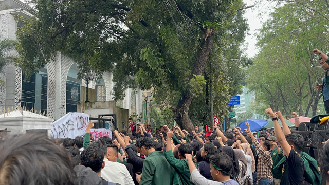 Mahasiswa USU gelar aksi demo terkait efisiensi anggaran di DPRD Sumut pada Jumat (21/2/2025). Foto: Tri Vosa/kumparan