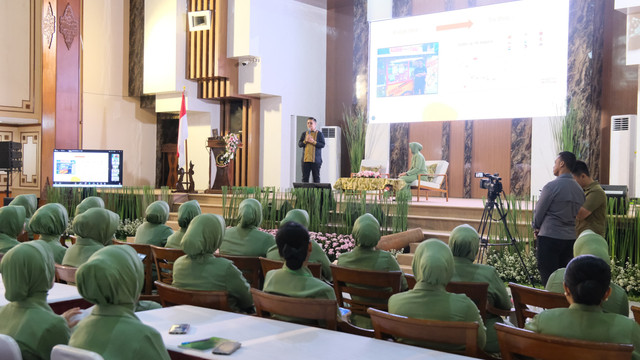 Seminar UMKM Persit yang menghadirkan pengusaha kebab, Hendy Setiono. 