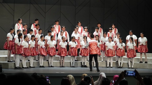 Penampilan Petra Youth Choir.