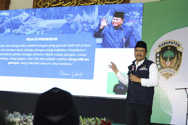 Mensos Saifullah Yusuf (Gus Ipul) menghadiri dialog bersama pilar-pilar sosial se-Karesidenan Madiun di Pendopo Ronggo Djoemono, Kabupaten Madiun, Jawa Timur, Jumat (21/02/2025). Foto: Dok. Kemensos