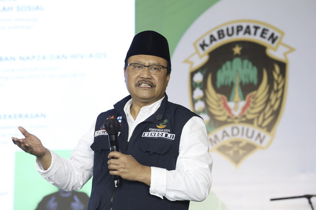 Mensos Saifullah Yusuf (Gus Ipul) menghadiri dialog bersama pilar-pilar sosial se-Karesidenan Madiun di Pendopo Ronggo Djoemono, Kabupaten Madiun, Jawa Timur, Jumat (21/02/2025). Foto: Dok. Kemensos