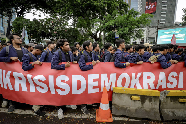 Aksi mahasiswa dalam tajuk Indonesia Gelap sebagai suara protes terhadap kebijakan pemerintah. (foto: kumparan.com)