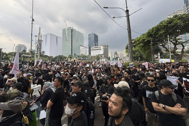 Lautan manusia massa aksi #IndonesiaGelap di Patung Kuda, Jakarta Pusat pada Jumat (21/2/2025).  Foto: Abid Raihan/kumparan