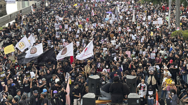 Suasana massa aksi #IndonesiaGelap di Patung Kuda, Jakarta Pusat pada Jumat (21/2/2025).  Foto: Abid Raihan/kumparan