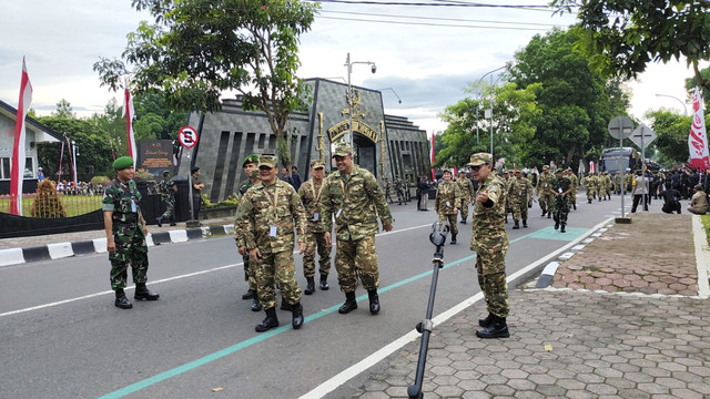 Para kepala daerah, termasuk Gubernur Sumut Bobby Nasution, tiba di kompleks Akmil, Magelang, Jawa Tengah, untuk mengikuti retreat, Jumat (21/2/2025). Foto: Arfiansyah Panji Purnandaru/kumparan