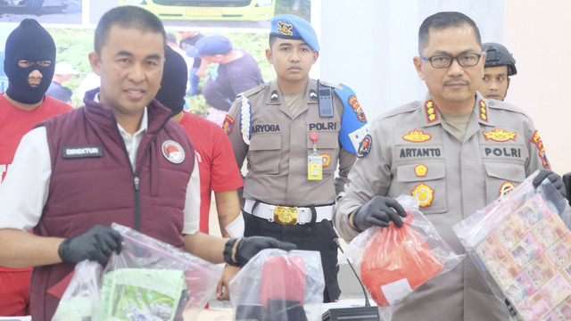 Jumpa pers kasus penyelundupan narkoba 12 kilogram.  Foto: Dok. Polda Jateng