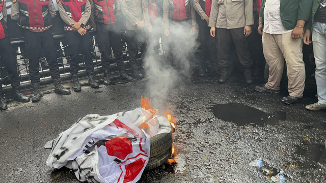 Massa yang melakukan aksi demo di DPRD Sumut bertambah. Musik "Oke Gas" diputar.  Foto: Tri Vosa Fabiola Ginting/kumparan