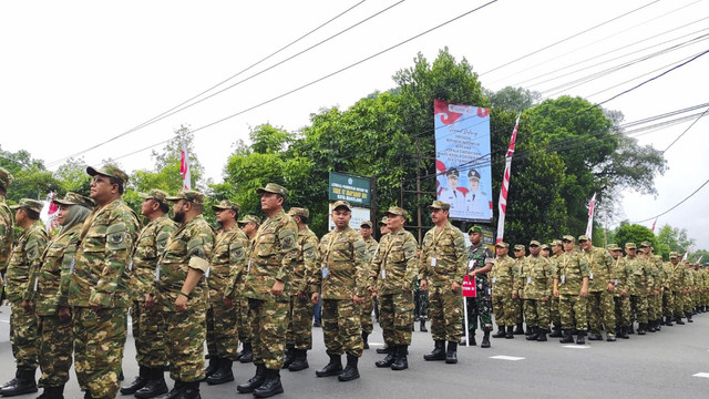 Kepala daerah memasuki gerbang Akmil untuk mengikut retreat, Jumat (21/2/2025). Foto: Arfiansyah Panji Purnandaru/kumparan