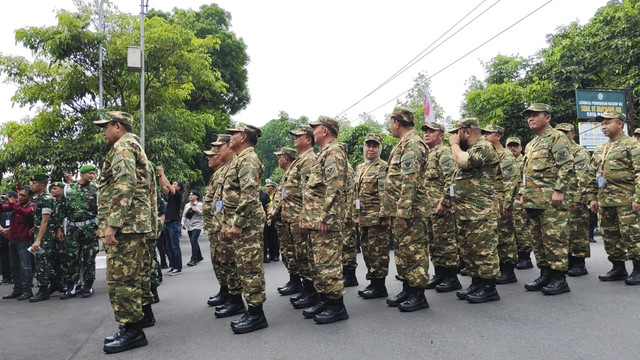 Kepala daerah memasuki gerbang Akmil untuk mengikut retreat, Jumat (21/2/2025). Foto: Arfiansyah Panji Purnandaru/kumparan