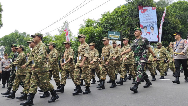 Kepala daerah memasuki gerbang Akmil untuk mengikut retreat, Jumat (21/2/2025). Foto: Arfiansyah Panji Purnandaru/kumparan