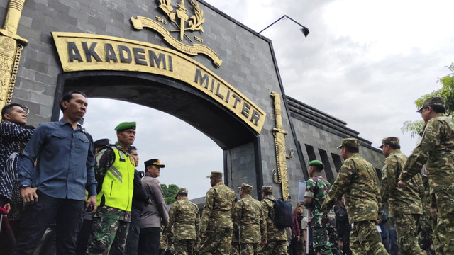 Kepala daerah memasuki gerbang Akmil untuk mengikut retreat, Jumat (21/2/2025). Foto: Arfiansyah Panji Purnandaru/kumparan