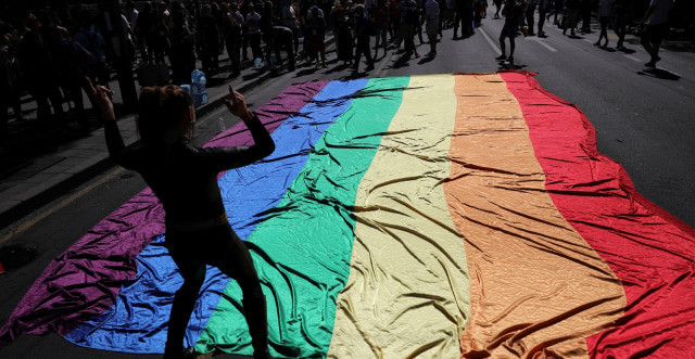 Ilustrasi LGBT. 10 pelajar SMP negeri di Pontianak gabung di grup LGBT. Foto: Dok. REUTERS/Marko Djurica