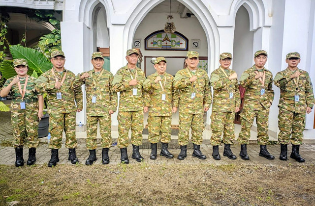 Wali Kota Manado, Andrei Angouw (ketiga dari kanan) berfoto bersama para kepala daerah asal Sulawesi Utara dengan menggunakan seragam komcad yang menjadi seragam Retreat Kepala Daerah. Wali Kota Manado adalah kader PDIP. (foto: istimewa)