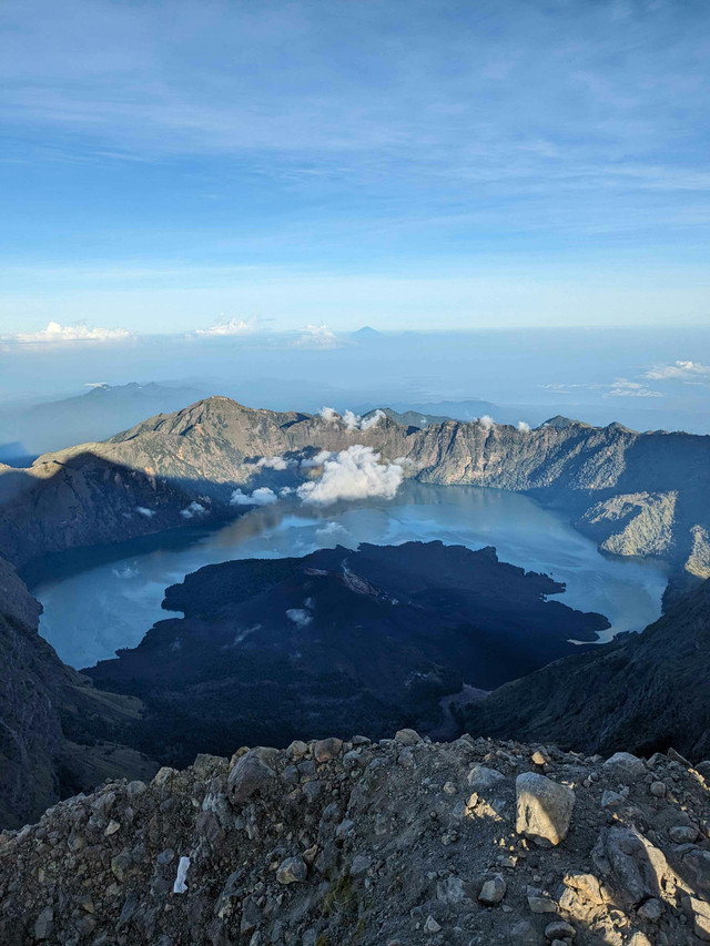 Photo by mystery  life: https://www.pexels.com/photo/aerial-view-of-mount-rinjani-crater-lake-indonesia-28939798/