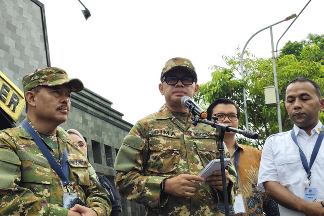 Wamendagri Bima Arya menyampaikan keterangan pers saat pembekalan kepala daerah terpilih di depan gerbang Akmil, Magelang, Jateng, Jumat (21/2/2025). Foto: Arfiansyah Panji Purnandaru/kumparan