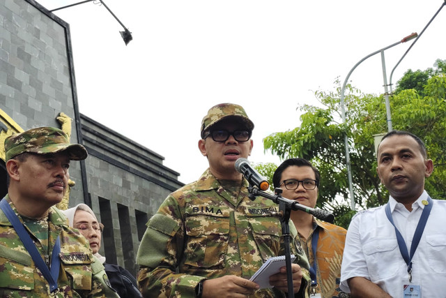 Wamendagri Bima Arya menyampaikan keterangan pers saat pembekalan kepala daerah terpilih di depan gerbang Akmil, Magelang, Jateng, Jumat (21/2/2025). Foto: Arfiansyah Panji Purnandaru/kumparan