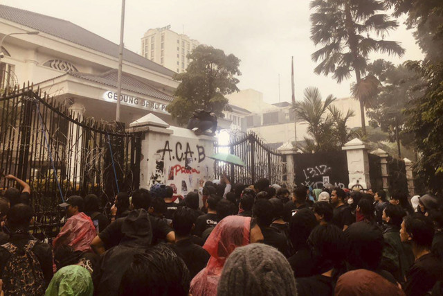 Massa aksi depan gedung DPRD Jabar tak bubar meski diguyur hujan, Jumat (21/2/2025). Foto: Robby Bouceu/kumparan