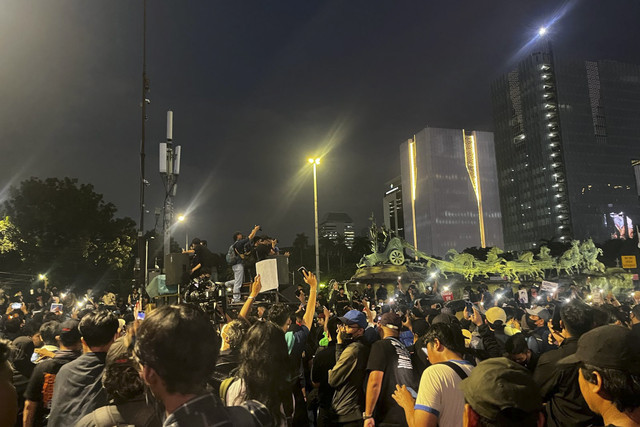 Massa demo #Indonesiagelap mendengarkan orasi sambil menyalahkan flashlight mereka. Foto: Rayyan Farhansyah/kumparan