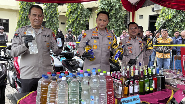 Ratusan botol miras, sajam, hingga narkoba hasil operasi jelang bulan ramadan diamankan di Polrestabes Semarang. Foto: Intan Alliva Khansa/kumparan