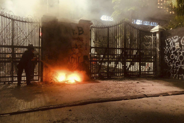 Penampakan depan gedung DPRD Jabar pasca ditinggal massa aksi #Indonesiagelap, Jumat (21/2/2025).  Foto: Robby Bouceu/kumparan