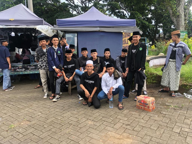 Foto saat saya dan teman-teman santri saya dari PONPES Assa'adah Limbangan Garut berziarah ke makam Mbah Hariang Kencana di Panjalu Cimahi