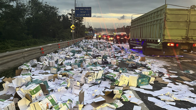 Muatan truk yang terbalik berserakan di Tol Cipularang KM 90-91.  Foto: Istimewa