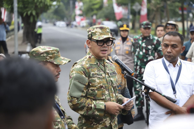 Wamen Dalam Negeri Bima Arya menyampaikan keterangan pers saat retret kepala daerah di Akademi Militer, Magelang, Jawa Tengah, Jumat (21/2/2025). Foto: Dok. Kemendagri