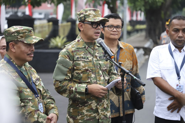 Wamen Dalam Negeri Bima Arya menyampaikan keterangan pers saat retreat kepala daerah di Akademi Militer, Magelang, Jawa Tengah, Jumat (21/2/2025). Foto: Dok. Kemendagri