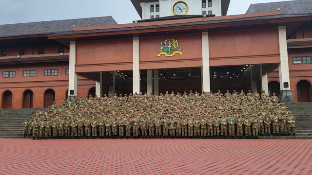 Sejumlah kepala daerah yang akan mengikuti retret saat foto bersama di Akademi Militer (Akmil) Magelang, Jawa Tengah. Jumat (21/02/2025). (Aset: Istimewa)