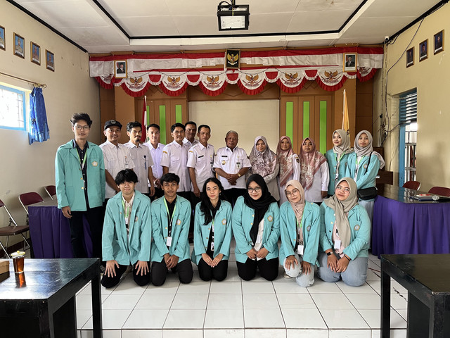 Foto bersama mahasiswa KKN EPPM 34 UNS dengan DPL dan perangkat Desa Bandardawung, Tawangmangu. (Sumber: dokumentasi pribadi)