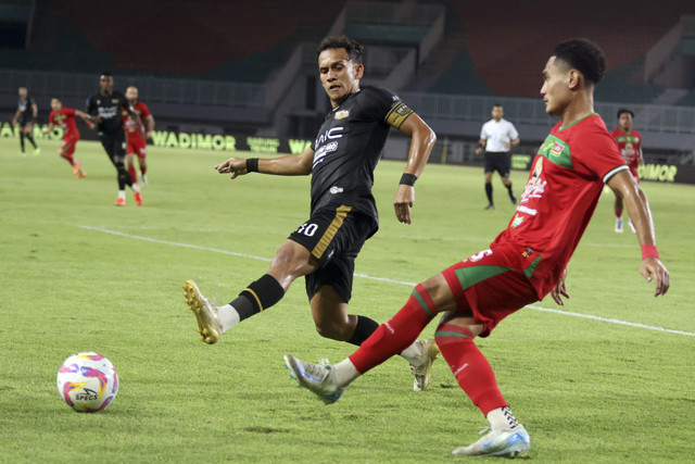 Pesepak bola Dewa United Egy Maulana Vikri (kiri) mencoba menahan bola yang ditendang pesepak bola Persebaya Surabaya Alfredo Tata (kanan)  dalam lanjutan BRI Liga 1 di Stadion Pakansari, Kabupaten Bogor, Jawa Barat, Jumat (21/2/2025). Foto: Yulius Satria Wijaya/ANTARA FOTO