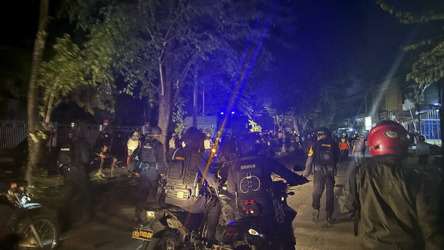 Polisi berhasil membubarkan demo ricuh #IndonesiaGelap di Kota Makassar, Sulsel, Jumat (21/2) malam. Sejumlah massa yang diduga kelompok anarko ditangkap.  Foto: kumparan