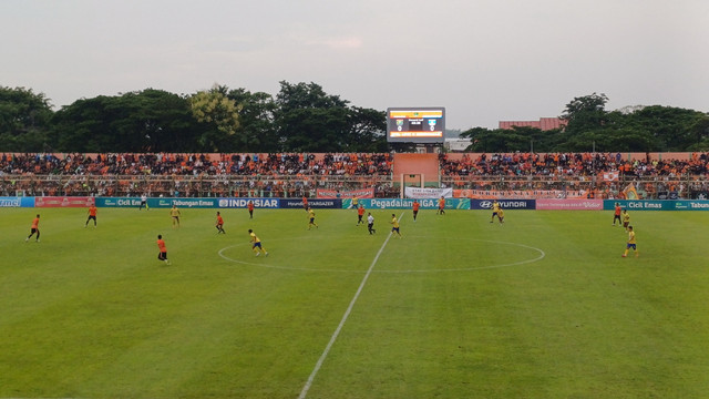 Pertandingan antara Persibo Bojonegoro melawan Gresik United, di Stadion Letjen H Soedirman Bojonegoro. Jumat (21/02/2025). (Aset: imam nurcahyo/beritabojonegoro.com)