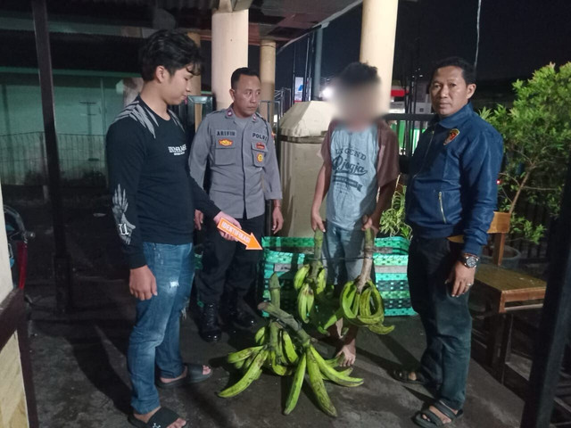 AAP dan pisang yang dicurinya demi keluarganya makan. Dok: Polsek Tlogowungu