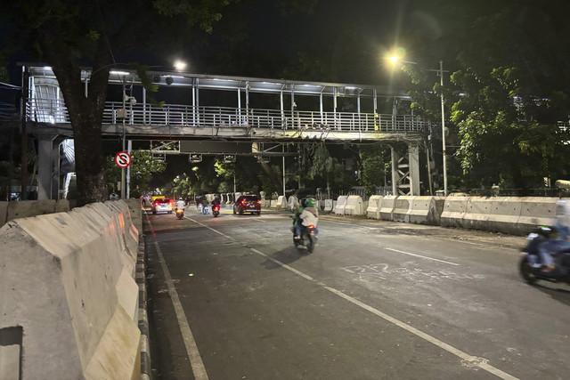 Jalan Medan Merdeka Barat, Jakpus sudah kembali dibuka untuk umum usai massa aksi #IndonesiaGelap bubarkan diri pada Jumat (21/2/2025).  Foto: Abid Raihan/kumparan