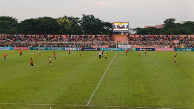 Pertandingan antara Persibo Bojonegoro melawan Gresik United, di Stadion Letjen H Soedirman Bojonegoro. Jumat (21/02/2025). (Aset: imam nurcahyo/beritabojonegoro.com)