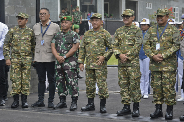 Mendagri Tito Karnavian, Gubernur Akmil Mayjend TNI Arnold Aristoteles Paplapna Ritiauw, Wamendagri Bima Arya Sugiarto saat menyambut kedatangan kepala daerah peserta retret di Kompleks Akademi Militer Magelang, Jawa Tengah, Jumat (21/2/2025). Foto: Anis Efizudin/ANTARA FOTO