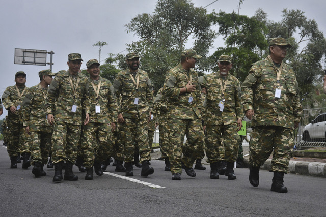 Sejumlah kepala daerah peserta retret yang mengenakan seragam komponen cadangan (komcad) berbaris setibanya di Kompleks Akademi Militer Magelang, Jawa Tengah, Jumat (21/2/2025).  Foto: Anis Efizudin/ANTARA FOTO