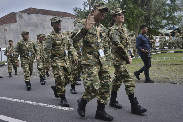 Gubernur Jawa Barat Dedi Mulyadi (kiri) bersama Gubernur Maluku Utara Sherly Laos (kanan) mengenakan seragam komponen cadangan (komcad) menyapa warga setibanya di Kompleks Akademi Militer Magelang, Jawa Tengah, Jumat (21/2/2025). Foto: Anis Efizudin/ANTARA FOTO