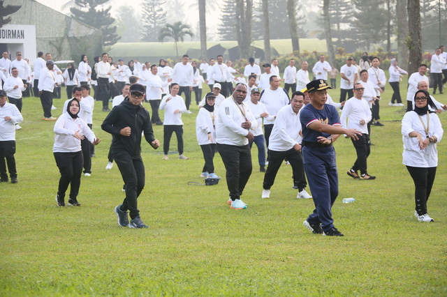 Hari kedua retreat kepala daerah di Akmil, Magelang, Jawa Tengah, para kepala daerah melaksanakan senam pagi di Lembah Tidar Akmil, Sabtu (22/2). Foto: Dok. Puspen Kemendagri