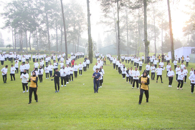 Hari kedua retreat kepala daerah di Akmil, Magelang, Jawa Tengah, para kepala daerah melaksanakan senam pagi di Lembah Tidar Akmil, Sabtu (22/2). Foto: Dok. Puspen Kemendagri