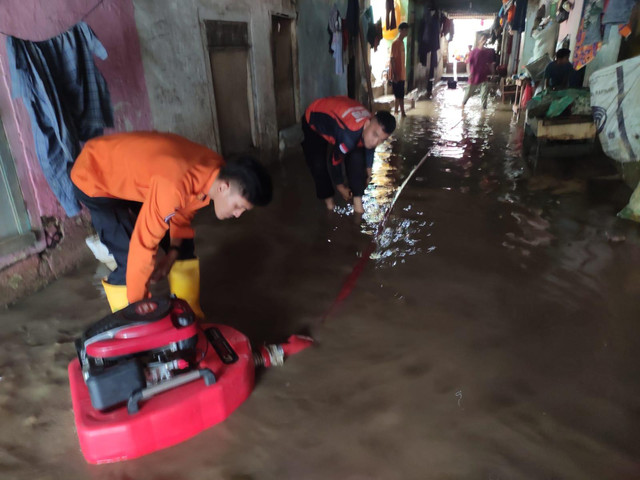 Proses evakuasi dan bantu warga surutkan banjir yang dilakukan oleh Badan Penanggulangan Bencana Daerah (BPBD) Kota Bandar Lampung | Foto : Ist