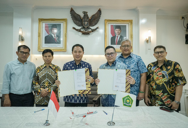 Dirjen PHU Kemenag Hilman Latief (ketiga kiri) dan Direktur Utama Lion Air Rudy Lumingkewas (ketiga kanan) menandatangani Perjanjian Penerbangan Jemaah Haji. Foto: Romadanyl/Humas Ditjen PHU Kemenag RI